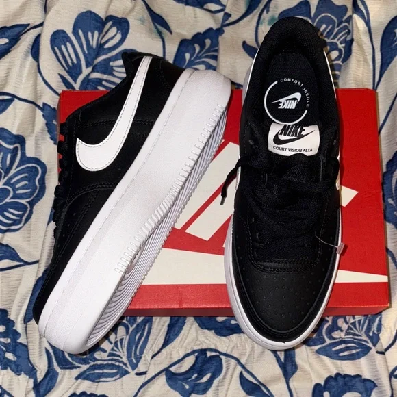 Nike Black and White Low-Top Sneakers - Picture 3 of 3